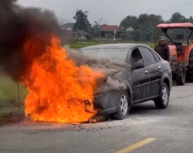 Hình ảnh chiếc xe bị cháy khi đang lưu thông trên đường. Ảnh cắt từ clip.