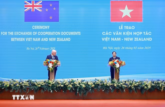 Thủ tướng Phạm Minh Chính và Thủ tướng New Zealand Christopher Luxon tuyên bố nâng cấp quan hệ Việt Nam- New Zealand lên Đối tác Chiến lược toàn diện. (Ảnh: Dương Giang/TTXVN)