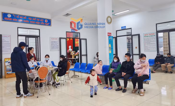 Người dân đến khám chữa bệnh tại Trạm Y tế phường Mạo Khê (TP Đông Triều).