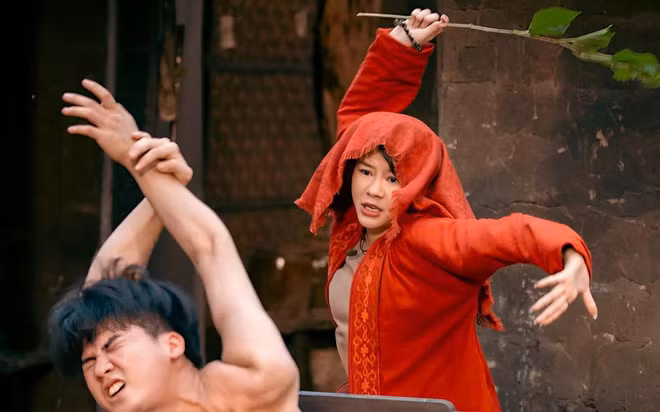 Hoàng Kim Ngọc trong vai bà đồng. (Ảnh: Đoàn phim cung cấp)