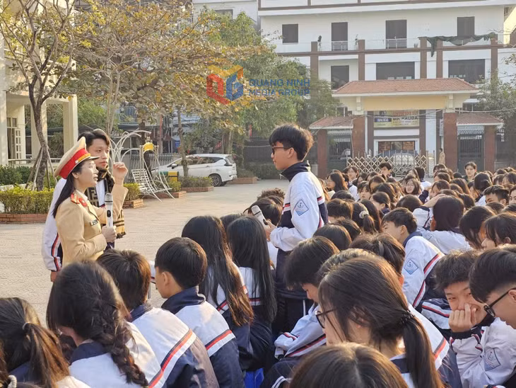 Trường THPT Minh Hà phối hợp với Phòng CSGT (Công an tỉnh) tuyên truyền Luật Trật tự, ATGT đường bộ cho học sinh. (Ảnh đơn vị cung cấp)