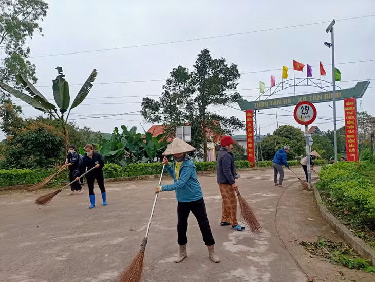 Hội viên phụ nữ xã Tân Bình (huyện Đầm Hà) tham gia chương trình Ngày Chủ nhật xanh.