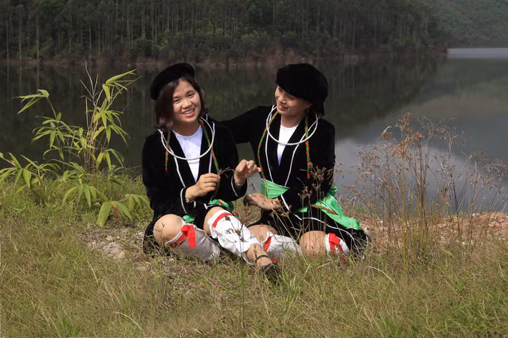 Trang phục truyền thống của thiếu nữ Sán Dìu với vòng cổ bằng bạc to là nét đẹp riêng của người con gái.