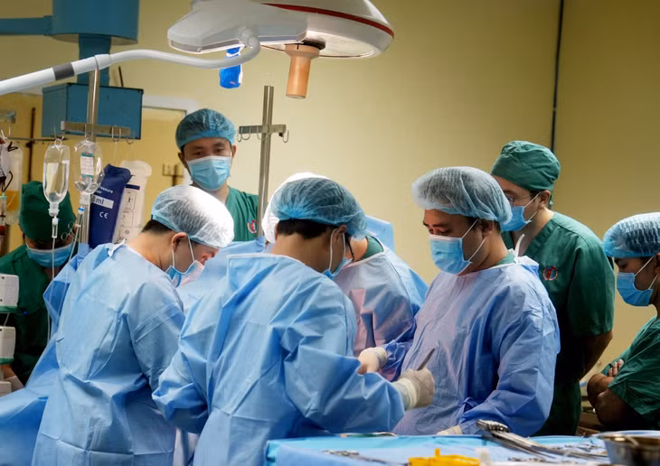 Mổ lấy tạng từ người cho chết não tại Bệnh viện Việt Nam - Thuỵ Điển Uông Bí.