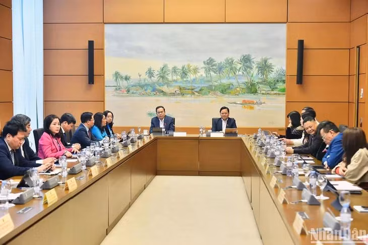 Quang cảnh phiên thảo luận tại Tổ 13. (Ảnh: THỦY NGUYÊN)