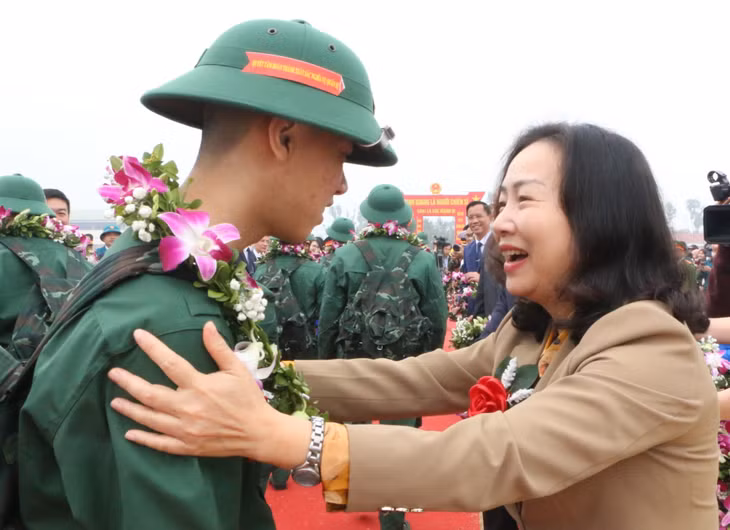 Đồng chí Vi Ngọc Bích, Ủy viên Ban Thường vụ Tỉnh ủy, Phó Chủ tịch Thường trực HĐND tỉnh, trao tặng hoa cho tân binh lên đường nhập ngũ.