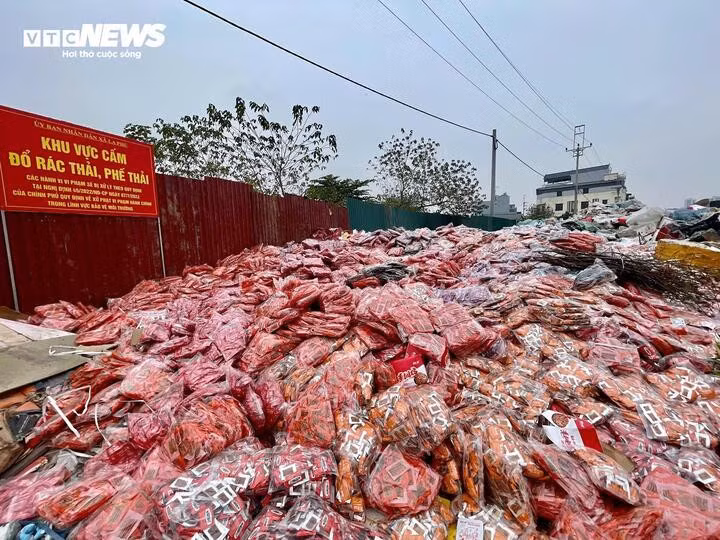 "Lô bánh kẹo lạ này xuất hiện tại bãi rác vài ngày nay, chúng tôi đang làm việc với các cơ quan chức năng để xác minh nguồn gốc, cũng như truy tìm người đổ thải để xử lý theo quy định", ông Tiến nói.