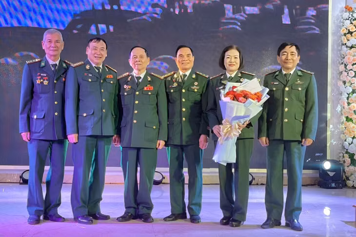 CCB Đoàn Hải Yến (thứ 3, phải sang) cùng các CCB Bộ đội Biên phòng tỉnh.