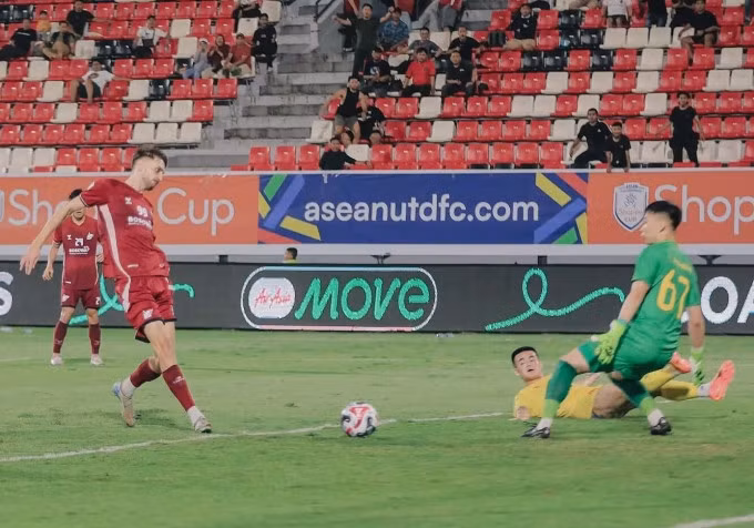 Nermin Haljeta (trái) lập cú đúp giúp PSM Makassar thắng Thanh Hóa 3-0 ở lượt cuối bảng A Cup CLB Đông Nam Á 2024-2025. Ảnh: PSM Makassar