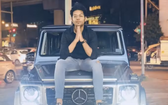 Sahil Arora chụp ảnh cùng xe sang. Ảnh: Instagram/Sahilsay