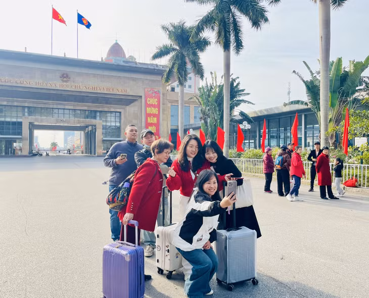 Du khách Trung Quốc vui vẻ check in tại Cửa khẩu quốc tế Móng Cái.