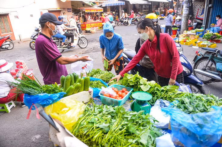 Vật giá ngày càng leo thang khiến cuộc sống của người dân ngày càng khó khăn hơn - Ảnh: QUANG ĐỊNH
