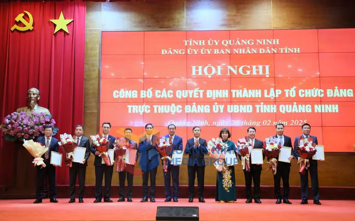 Đảng ủy UBND tỉnh trao quyết định thành lập các chi, đảng bộ trực thuộc (2-2025). Ảnh: Minh Hà