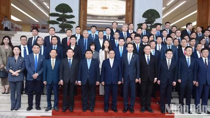Thủ tướng Phạm Minh Chính và lãnh đạo các tập đoàn, doanh nghiệp Trung Quốc tham dự tọa đàm (Ảnh: TRẦN HẢI).