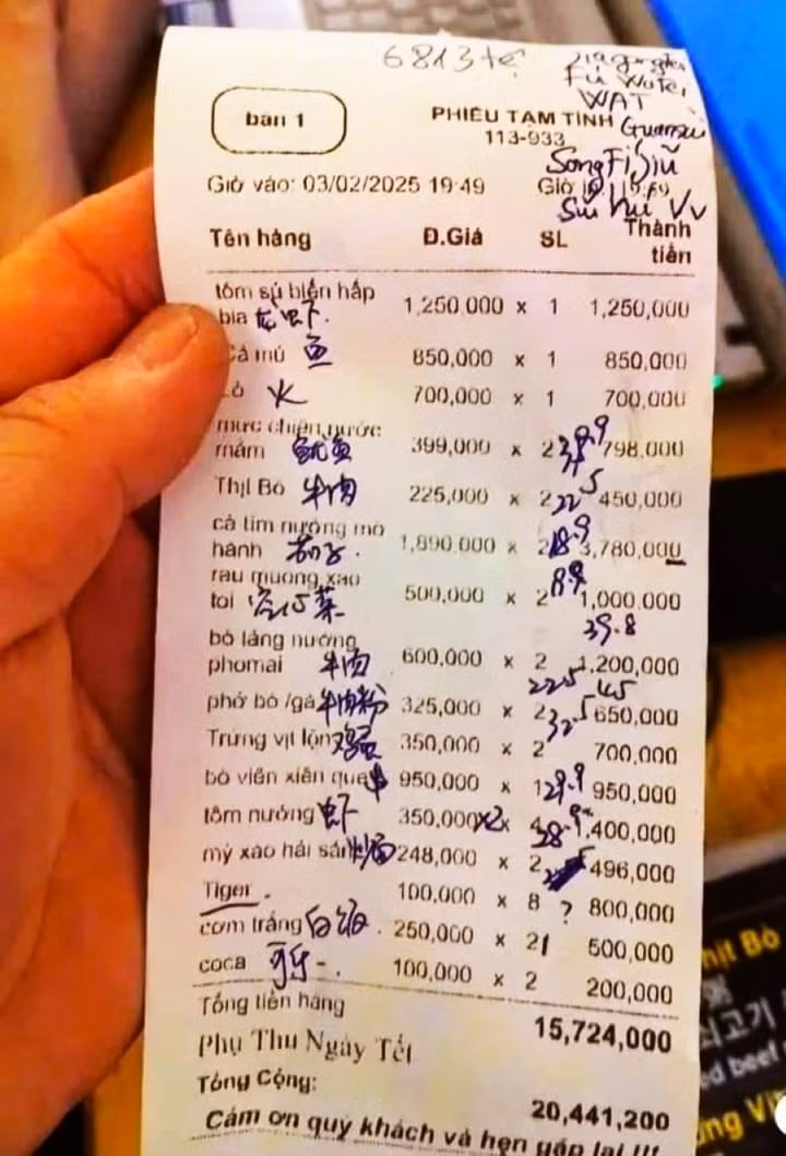 Hóa đơn tính tiền với món cà tím nướng mỡ hành 1.250.000/phần; rau muống xào tỏi 500.000 đồng/đĩa.