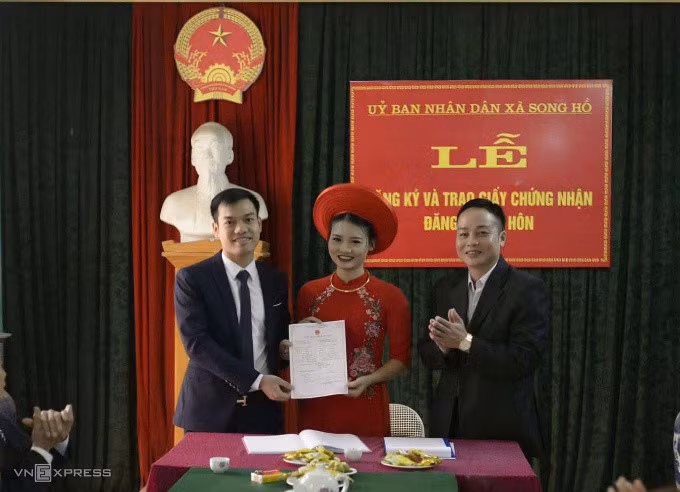 Theo quy định mới từ 9/1, công dân Việt Nam khi đăng ký kết hôn không cần nộp Giấy xác nhận tình trạng hôn nhân. Ảnh: Quang Hoa