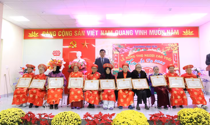 Đồng chí Nguyễn Tiến Dũng, Phó Bí thư Thành ủy, Chủ tịch UBND thành phố chúc thọ, mừng thọ các cụ cao tuổi tại phường Đại Yên.