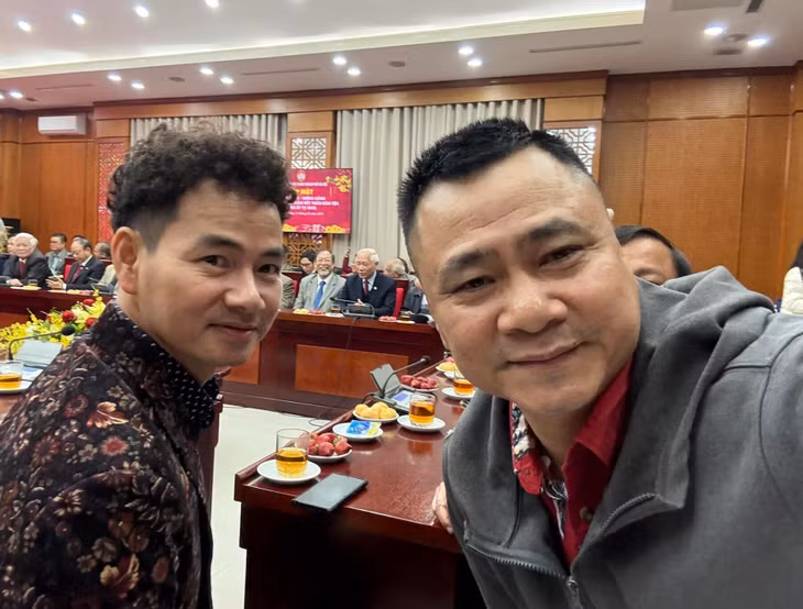 NSND Tự Long đăng ảnh bên bạn thân Xuân Bắc kèm chia sẻ: "Từ năm ngoái đến năm nay mới gặp đồng chí Cục trưởng Cục Nghệ thuật biểu diễn''.