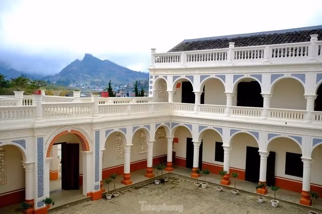 Dinh thự có tổng diện tích 10.000 m2, gồm 36 phòng, thiết kế theo lối kiến trúc Á - Âu với hình chữ nhật liên hoàn khép kín. Xung quanh tường có nhiều lỗ châu mai, có đường đi trên thành cho lính gác đi tuần. Phía sau có hệ thống đường hầm thoát hiểm.