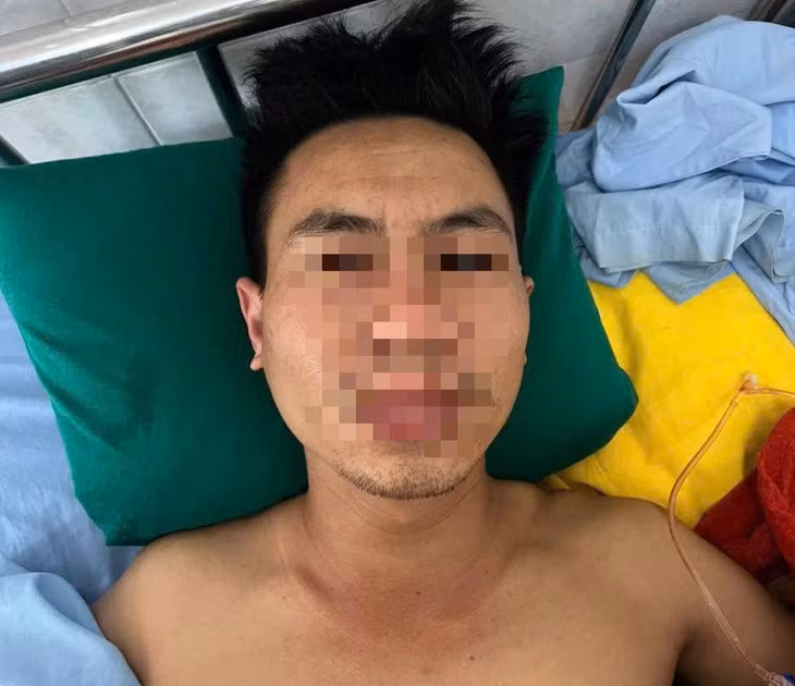 Nghi phạm Giàng Văn Viện đang được điều trị tại bệnh viện - Ảnh: Công an cung cấp