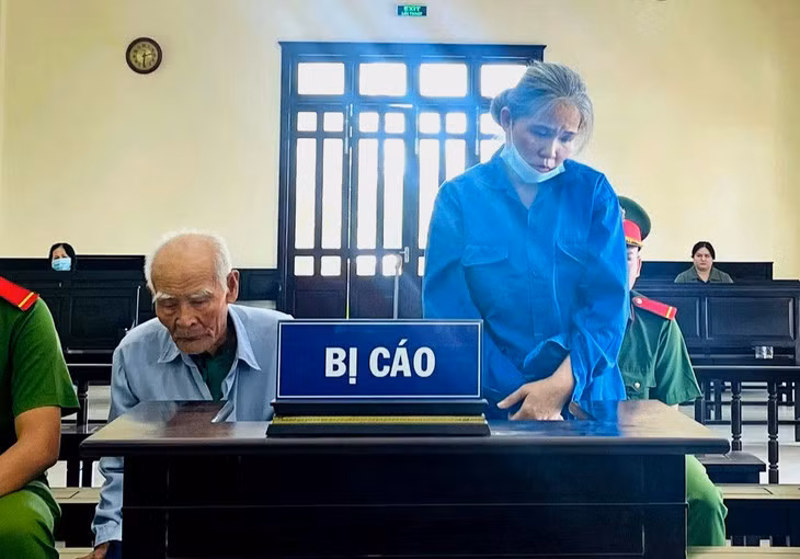 Ông Khỉ và Hồng tại phiên tòa xét xử tội giết người và che giấu tội phạm - Ảnh: AN LONG