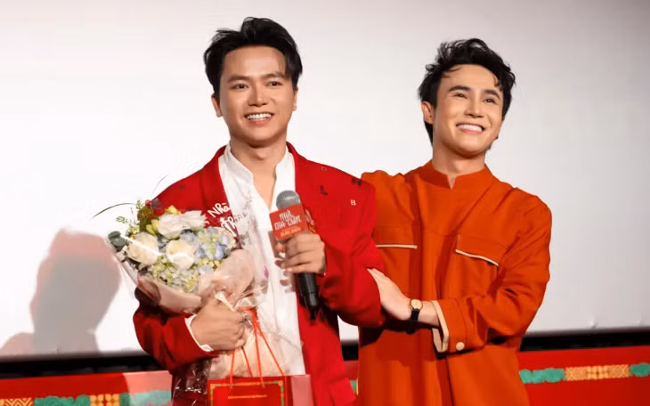Bùi Công Nam thể hiện ca khúc không phải do mình sáng tác để không lỡ hẹn với Huỳnh Lập. (Ảnh: ĐPCC)
