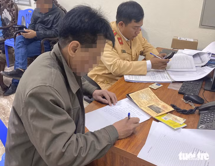 Nam tài xế tại trụ sở công an - Ảnh: Đ.T.