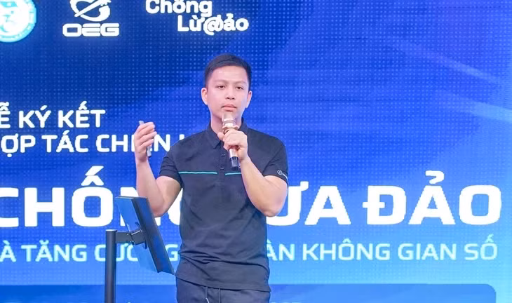 Chuyên gia an ninh mạng Ngô Minh Hiếu chỉ ra hai "dấu hiệu đỏ" nhận biết cuộc gọi lừa đảo - Ảnh: VŨ TUẤN