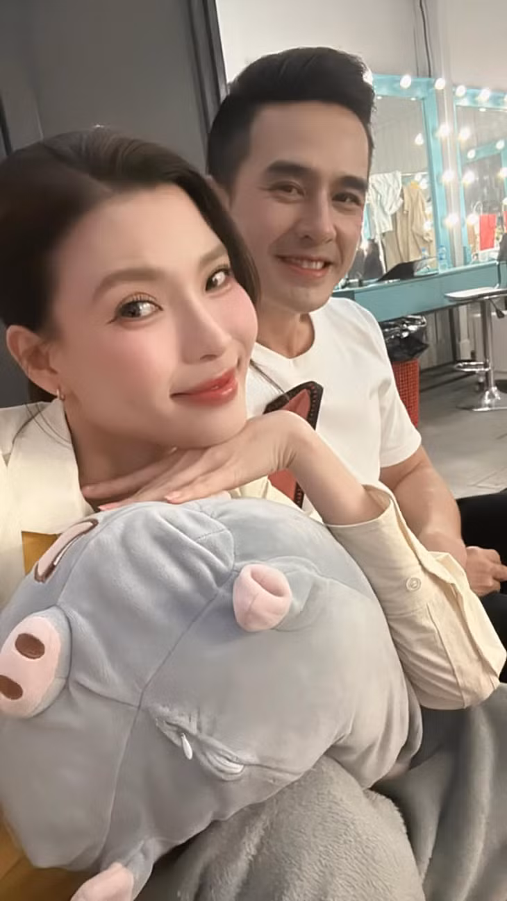 Vợ chồng Lương Thế Thành - Thuý Diễm đi quay quảng cáo đầu năm.