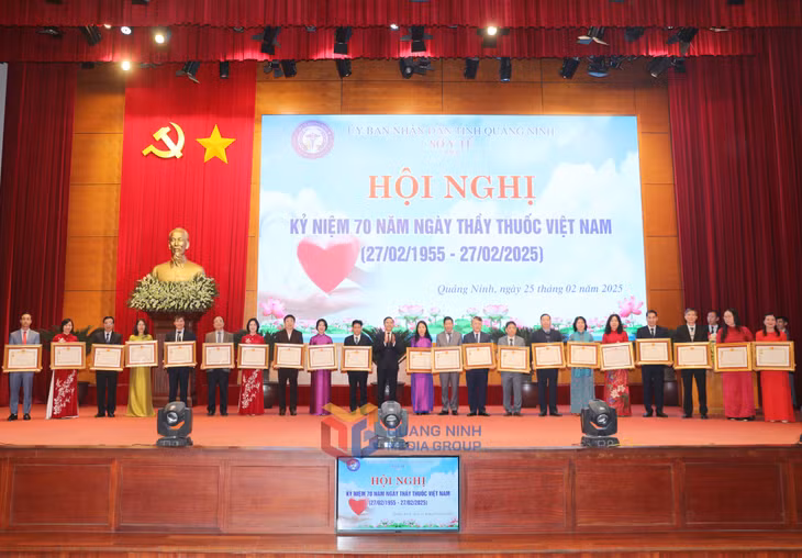 Thừa ủy quyền của Chủ tịch nước CHXHCN Việt Nam, đồng chí Phạm Đức Ấn, Chủ tịch UBND tỉnh, trao Quyết định phong tặng Thầy thuốc ưu tú cho 42 bác sĩ.
