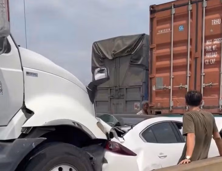 Hiện trường vụ va chạm liên hoàn tại dốc cầu Phú Mỹ, Quận 7. Ảnh: Đông Hoàng