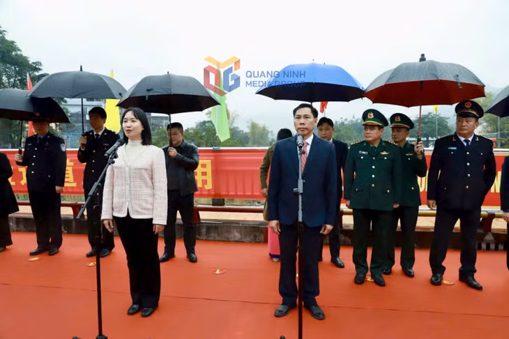 Lãnh đạo huyện Bình Liêu và chính quyền nhân dân khu Phòng Thành tuyên bố thông quan xuất nhập cảnh cho khách du lịch và cư dân biên giới qua cặp cửa khẩu Hoành Mô (Việt Nam) - Động Trung (Trung Quốc).
