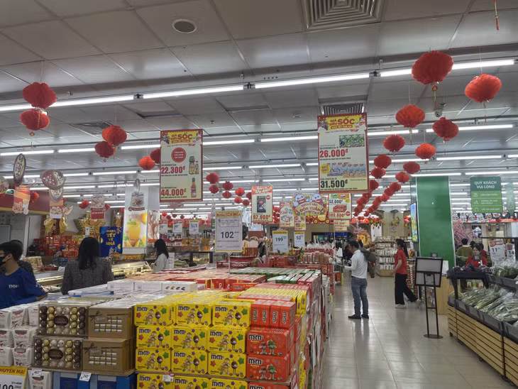 Mua sắm hàng hoá tại siêu thị Winmart Hạ Long.