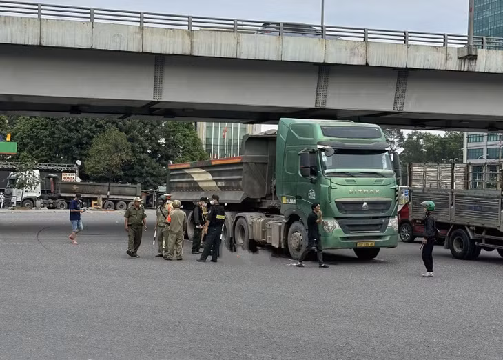 Hiện trường vụ va chạm giao thông khiến người phụ nữ tử vong tại chỗ.