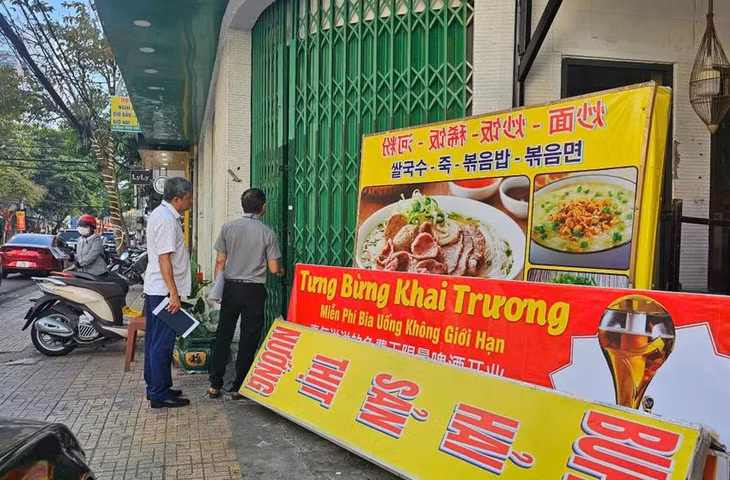 Nhà hàng Aroma Beach đóng từ bên trong, đoàn kiểm tra liên ngành gọi nhưng không ai mở, buộc phải ra về. Ảnh: MT