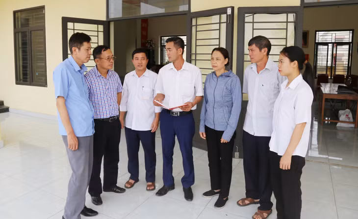 Đảng viên Chi bộ khu Lạc Thanh (phường Yên Thanh) trao đổi bên lề cuộc sinh hoạt chi bộ thường kỳ tháng 10/2024.