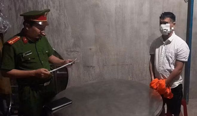 Lê Hữu Châu bị bắt khẩn cấp trong lúc mang súng vào tiệm hớt tóc nữ trên đường Bùi Thị Xuân, TP Quảng Ngãi để tìm người yêu. Ảnh: Công an Quảng Ngãi.