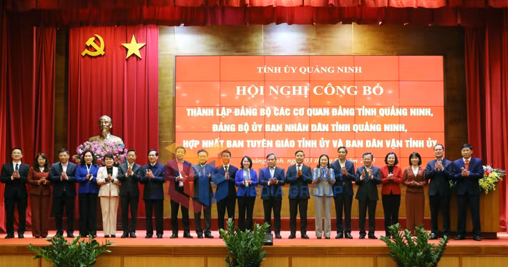 Ban Thường vụ Tỉnh ủy chụp ảnh lưu niệm với các Đảng bộ, cơ quan trực thuộc Tỉnh ủy mới thành lập và hợp nhất (2-2025). Ảnh: Thu Chung