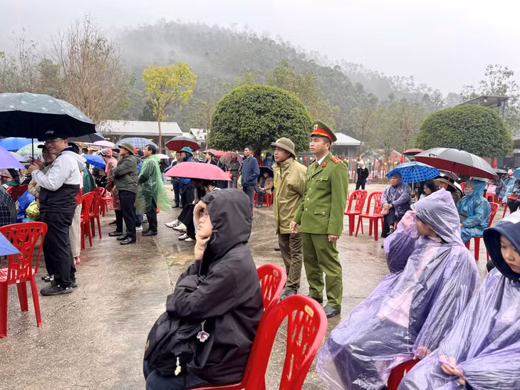 Công an xã An Sinh (TP Đông Triều) đảm bảo ANTT Lễ khai hội xuân Ngọa Vân 2025.