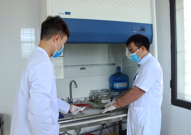 Các bác sĩ của Trung tâm Pháp y tỉnh thực hiện pha bệnh phẩm tử thi.