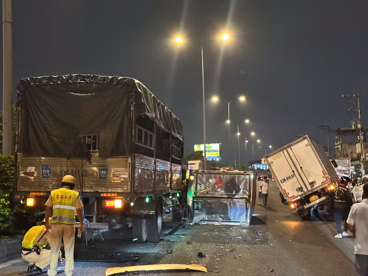 Các xe tải ngổn ngang trên đường sau vụ tai nạn liên hoàn.