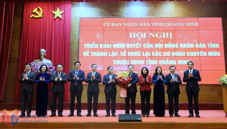 Ban Thường vụ Tỉnh ủy tặng qua chúc mừng đồng chí Đặng Xuân Phương,