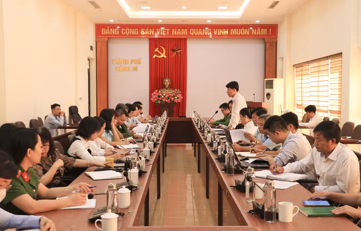 Đoàn giám sát Trung tâm phục vụ Hành chính công tỉnh làm việc với thành phố Uông Bí để giám sát việc thực hiện các nhóm dịch vụ công liên thông gồm Đăng ký khai sinh - Đăng ký thường trú - Cấp thẻ Bảo hiểm y tế cho trẻ dưới 6 tuổi.