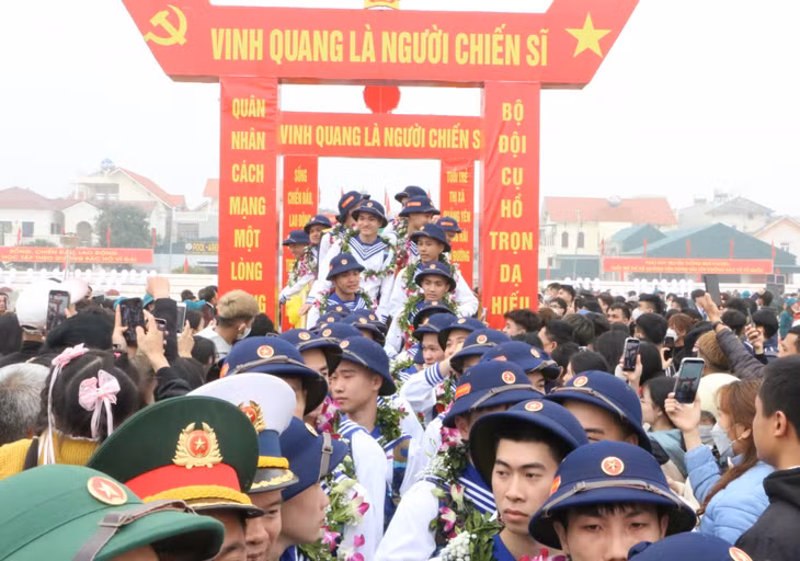 Tân binh Quảng Yên phấn khởi, tạm biệt người thân và gia đình, bày tỏ quyết tâm tiếp bước truyền thống cha anh bảo vệ Tổ quốc.