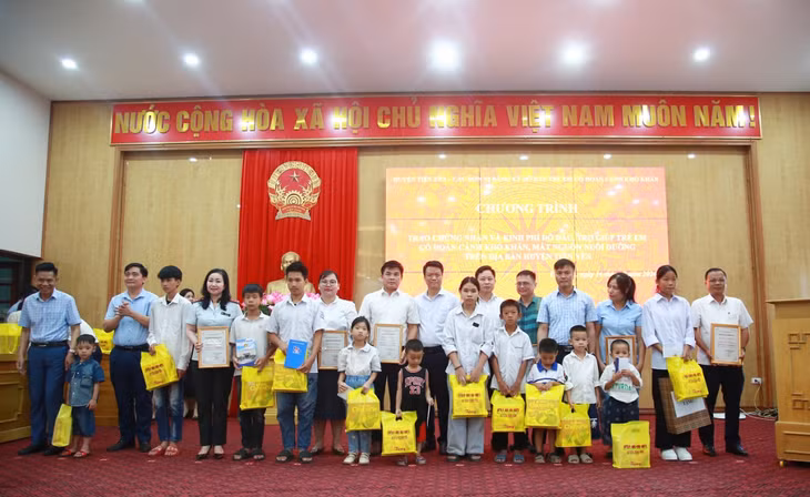 Lãnh đạo các cơ quan, ban, ngành của tỉnh trao kinh phí hỗ trợ đỡ đầu cho trẻ em có hoàn cảnh khó khăn huyện Tiên Yên.