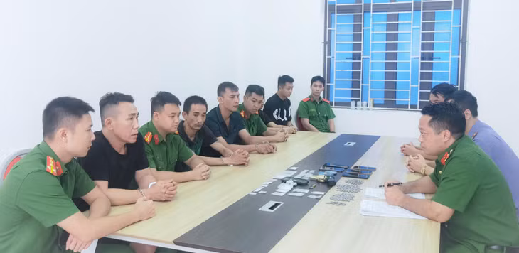 Cơ quan CSĐT Ba Chẽ khai thác các đối tượng bị bắt giữ trong vụ án mua bán trái phép chất ma túy và Tổ chức sử dụng trái phép chất ma túy tại huyện Ba Chẽ vào tháng 9-/2024. Ảnh: Bùi Minh (Trung tâm TT-VH huyện Ba chẽ)