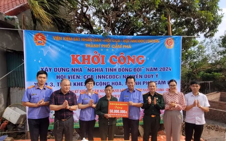 Lãnh đạo VKSND TP Cẩm Phả trao quà cho gia đình CCB Nguyễn Duy Ý. Ảnh: VKSND TP Cẩm Phả