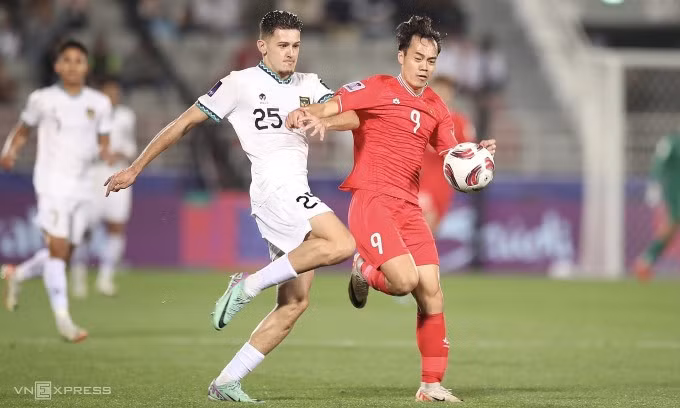 Tiền đạo Nguyễn Văn Toàn tranh chấp với Justin Hubner sau khi được tung vào sân ở phút 72 trận thua Indonesia 0-1. Ảnh: Lâm Thỏa