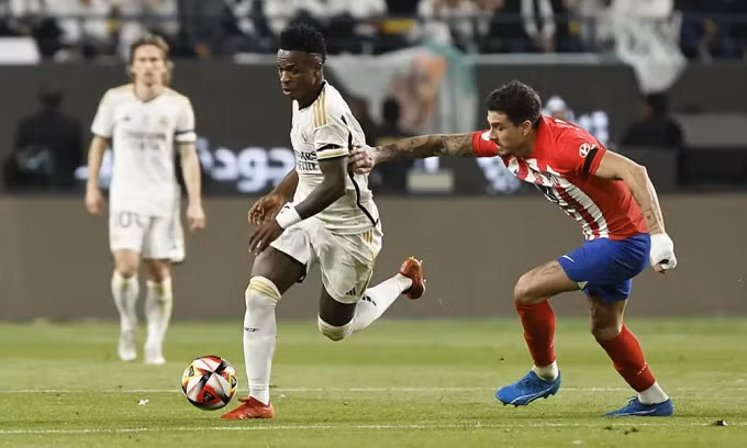 Real (áo trắng) trong trận bán kết Siêu cup Tây Ban Nha với Atletico. Ảnh: Marca