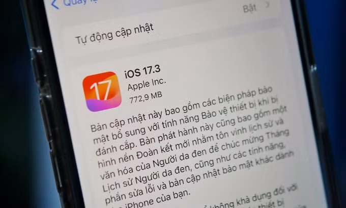 Giới thiệu về iOS 17.3 trên một chiếc iPhone 15 Pro Max. Ảnh: Lưu Quý